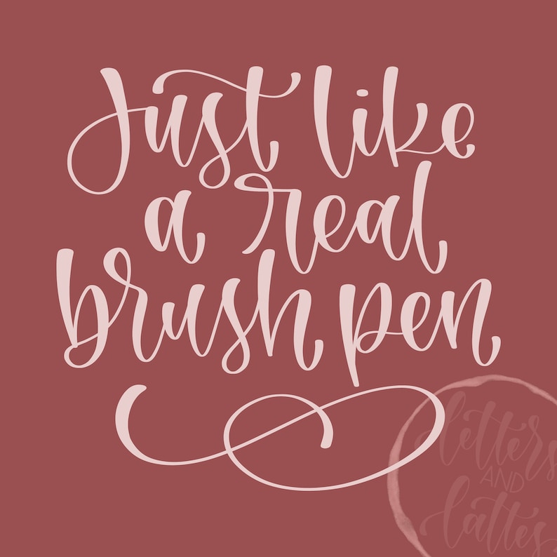 K&ouml;nnte beinhalten: Wei&szlig;e Kalligraphie auf einem kastanienbraunen Hintergrund lautet "Just like a real brush pen". Der Text ist in einer kursiven Schriftart. In der rechten unteren Ecke des Bildes befindet sich ein Wasserzeichen mit der Aufschrift "Letters and Lattes".