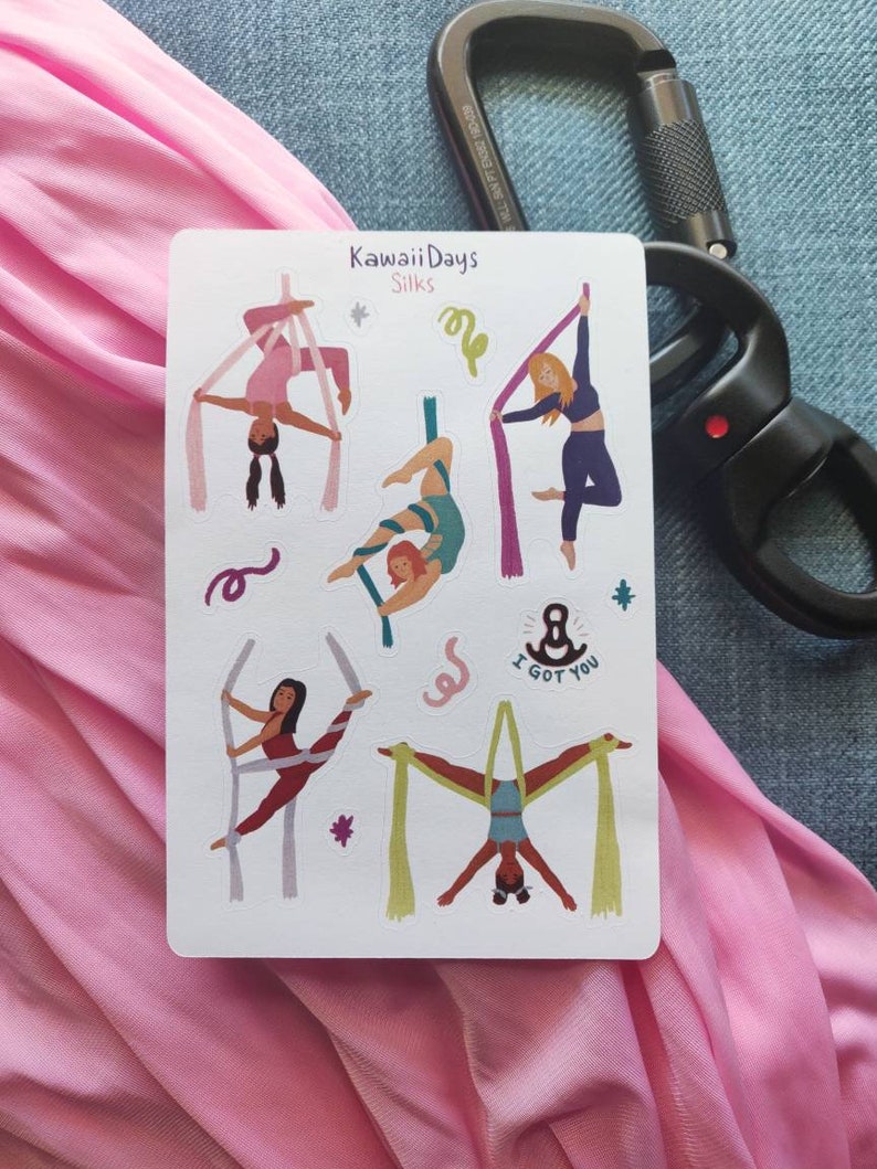 Pode incluir: Uma folha de adesivos com ilustra&ccedil;&otilde;es de pessoas fazendo tecido a&eacute;reo. Os adesivos est&atilde;o em um fundo branco e t&ecirc;m um esquema de cores rosa, roxo e verde. O texto "Kawaii Days Silks" est&aacute; no topo da folha. Um adesivo tem o texto "I got you".