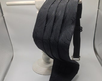 BLACK CUMMERBUND has woven paisley design. Excellent vintage condition. Adjustable- SZ. Med  [to 37 waist]