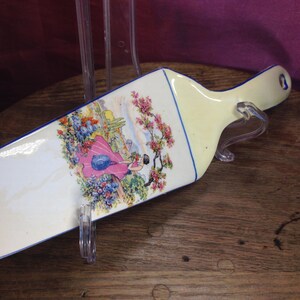 H + K TUNSTALL CAKE/Pie SERVER/Lifter jest ceramiczny z lat 40. Piękna scena kwiatowa z damą w ogrodzie. Bardzo dobry stan vintage