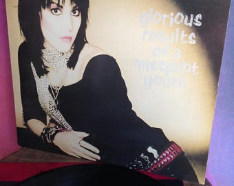 JOAN JETT and the Blackhearts Glorious results of a misspent youth Vinilo LP. El vinilo está en excelente estado. La funda está en muy buen estado, con perforaciones. 1984