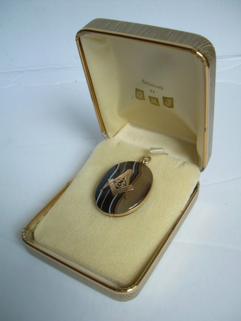 beautifully polished natural Banded Agate Quartz large PENDANT is 1.5 x 1.25 inches oval MASONIC 10K Gold vintage Exceptional specimen.