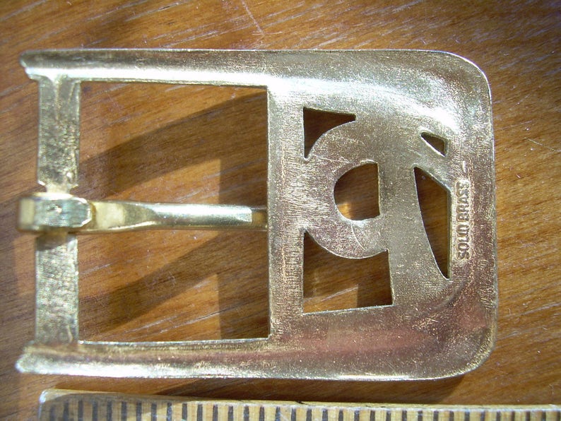 1 34 in Mid- 1950/'s Men/'s solid BRASS INITIAL P BUCKLE is for a 78 inch wide belt long x 1 38at widest minor age spots. Unworn