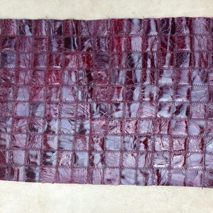 Vintage natürliche REPTILE Vorgenähte Tote / Handtaschenfront ist 17 3/4 x 12 Zoll mit 1 "gepolsterten Quadraten. Burgundertöne. Altersflecken auf dem Gewebe zurück