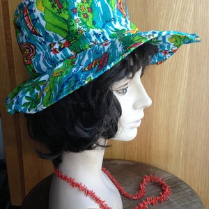 Mid Century SUN HAT with HAWAII motif made by Campus U.S.A. Very good pre-owned shape, wide brim, sturdy cotton. Sz. Med Large on tag image 6