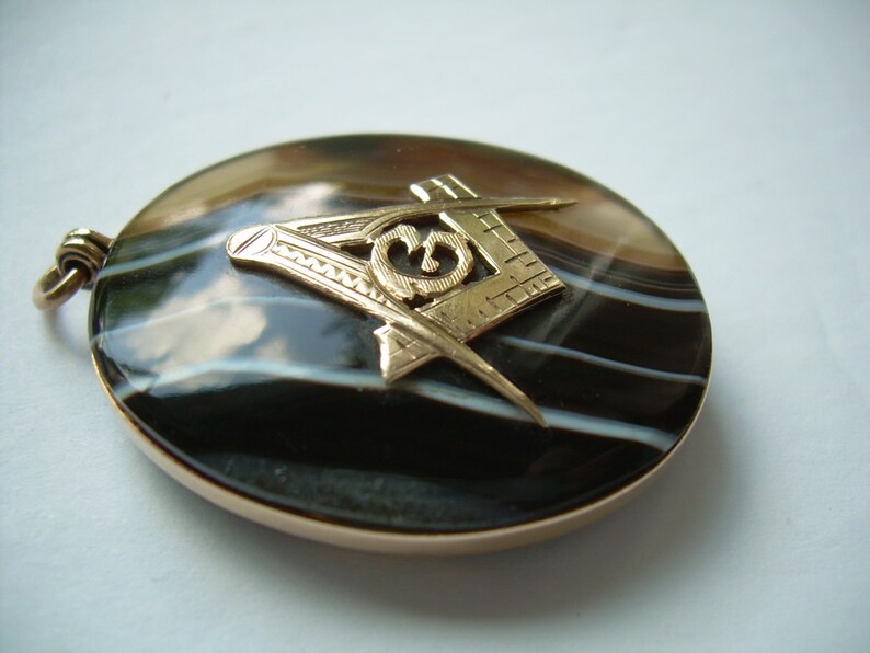 beautifully polished natural Banded Agate Quartz large PENDANT is 1.5 x 1.25 inches oval MASONIC 10K Gold vintage Exceptional specimen.
