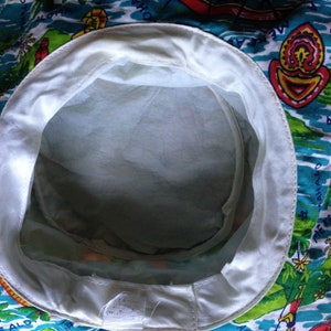 Mid Century SUN HAT with HAWAII motif made by Campus U.S.A. Very good pre-owned shape, wide brim, sturdy cotton. Sz. Med Large on tag image 5