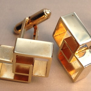 SARAH COVENTRY CUFFLINKS "Modernist" large interlocking diamonds. Gold-toned metal 1 x 3/4 in. Depth is 1/4" Very good pre-owned condition