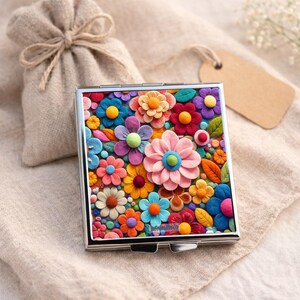 Personalisierte Pillendose aus Filzblumen – 60 x 60 mm große Metall-Medizinbox – Buntes Blumen-Patchwork-Design, originelles Boho-Geschenk für Frauen
