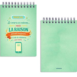 Puede incluir: Un bloc de notas en espiral verde menta. La portada tiene el texto "PASCAL" y un smartphone. El texto dice: "Le coeur a ses raisons... mais LA RAISON attend toujours le code de validation par SMS." La contraportada es verde menta.