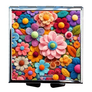 Pilulier Personnalisable Fleurs de Feutre – Boîte à Médicaments Métal 60x60 mm – Design Patchwork Floral Coloré Cadeau Femme Original Bohème