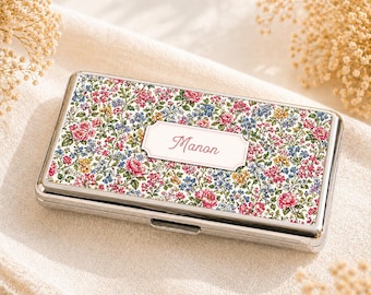 Personligt cigarettfodral med namn – Blommigt Liberty-tryck i metall – Original present till kvinnor – Vintage – Handgjort i Frankrike