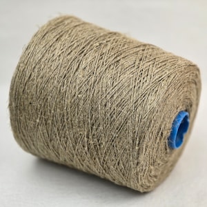 1 rocchetto di filato di canapa 3.000 m/kg di spago naturale colorato sulla produzione di canapa europea a cono.