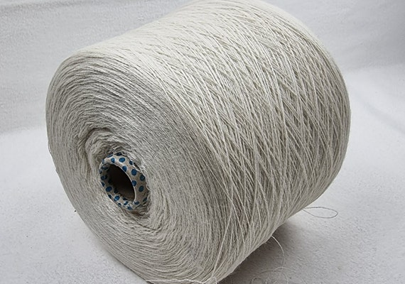 1 spool 1,2 kgs wool with cashmere yarn 28/2 Nm rawwhite knitting