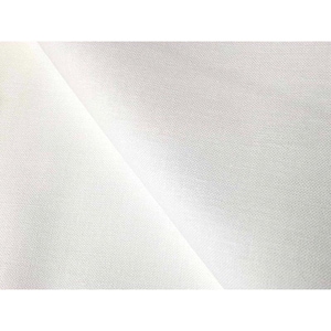 Può includere: Primo piano di un tessuto bianco con una trama sottile. Il tessuto è piegato, creando linee diagonali e ombre che aggiungono profondità. Il materiale appare morbido e possibilmente leggero, adatto per abbigliamento o arredamento.
