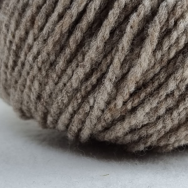 100 g 2-filament undyed certified organic merino wool, 100 g skein 59,50 Euro/kg, beige light brown -mottled- mulsing free.