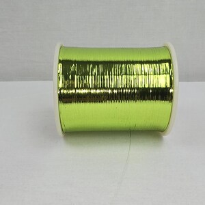 300 g di filato metallico GP 25,00 Euro/kg MX 1/69" Nm 71 verde pistacchio non rinforzato 71.000 m/kg di filato lurex marca PhiloTexx®.