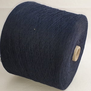 1,3 kg di filato bobina blu scuro 47% lana /30 viscosa /30 viscosa / 15 poliammide/8 cashmere su cono