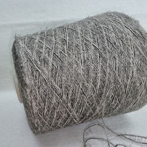 1 bobina 800 g di filato di cotone  griggio  6750 m/kg di filato frangia