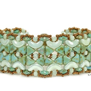 Könnte beinhalten: Ein grünes und braunes Perlenarmband mit geometrischem Muster. Das Armband besteht aus kleinen, runden Perlen und größeren, halbmondförmigen Perlen.