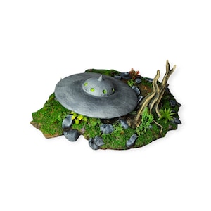 Large Crashed UFO Saucer Model, Flying Saucer Train set Diorama, Handpainted Resin Model UFO for Display, Alien UFO Model Diorama for Decor.