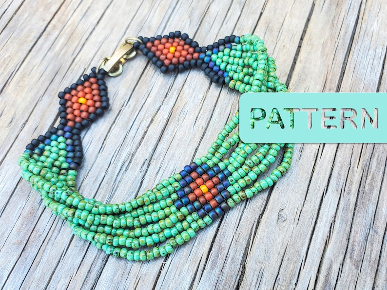 Peut inclure: Bracelet multi-rangs en perles avec un motif g&eacute;om&eacute;trique en forme de losange. Les perles sont de couleur verte, bleue, noire, orange et rouge.