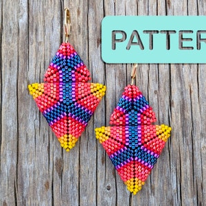 Puede incluir: Un par de pendientes geométricos de cuentas de colores con un patrón de rojo, amarillo, azul y morado. Los pendientes están hechos con pequeñas cuentas de semillas y tienen forma de diamante.