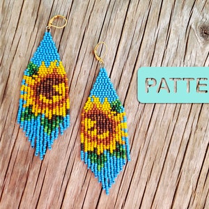 Peut inclure: Une paire de boucles d'oreilles en perles bleues et jaunes avec un motif de tournesol. Les boucles d'oreilles sont suspendues à des crochets dorés. Le mot "PATTERN" est écrit sur un fond bleu clair.