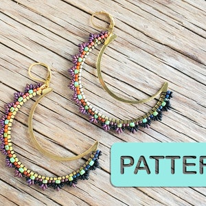 Puede incluir: Un par de pendientes de media luna con un diseño de cuentas en tonos de morado, naranja, verde y negro. Los pendientes están hechos de metal dorado y tienen un cierre de gancho simple. La imagen también incluye la palabra "PATTERN" en un cuadro azul claro.