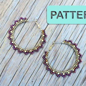 Puede incluir: Dos pendientes de aro con cuentas con una base de metal dorado y un patrón de cuentas moradas y doradas. Los pendientes están sobre una superficie de madera. Un rectángulo azul claro con la palabra "PATTERN" está en el fondo.