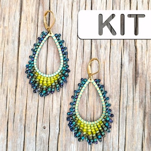 Peut inclure: Un kit pour réaliser des boucles d'oreilles en perles. Les boucles d'oreilles sont en forme de goutte et présentent un dégradé de perles bleues, vertes et jaunes. Les boucles d'oreilles sont attachées à des crochets d'oreille dorés.