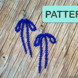 Könnte beinhalten: Ein Paar lange, blaue Perlenohrringe in Tropfenform. Die Ohrringe hängen an silbernen Haken.