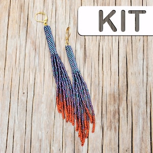 Könnte beinhalten: Ein Kit zum Herstellen eines Paares langer, geperlter Ohrringe. Die Ohrringe sind aus irisierenden blauen und orangefarbenen Perlen gefertigt. Das Kit enthält die Perlen, Ohrhaken und Anleitungen.