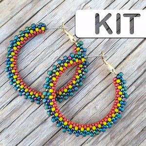 Peut inclure: Un kit pour réaliser une paire de boucles d'oreilles créoles en perles colorées. Les boucles d'oreilles sont faites de perles rouges, jaunes, vertes et bleues.
