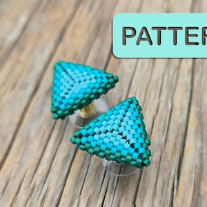 Puede incluir: Dos pendientes triangulares de cuentas turquesas y verde azulado. Los pendientes están sobre postes transparentes con respaldos dorados. La palabra "PATTERN" está en un rectángulo azul claro en el fondo.