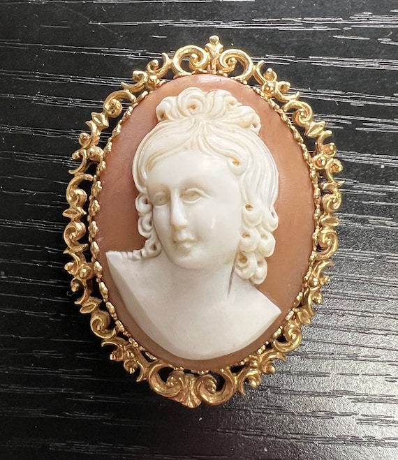 CIRCA 1950’s Solid 14K Yellow Gold Large CAMEO Pin