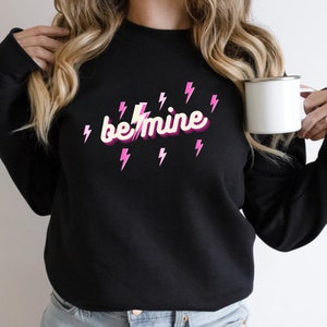 Valentine Sweatshirt, Be Mine Valentines Shirts for Women Cute Crewneck Pullover Women Shirt Gift For Her Wife GF Galentines Gift Plus Sizes