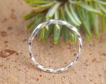 Bague midi fine torsadée en argent sterling de 1 mm, anneaux auriculaires empilables, bijoux simples faits main