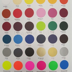 May include: A color chart with 36 different colored circles, each with a name and a Spanish translation. The chart is for EasyWeed heat transfer vinyl, which is used for creating custom apparel and crafts.