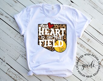 Camiseta de mamá de sóftbol, camiseta personalizada con corazón en el campo.