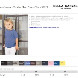 Pu&ograve; includere: Un bambino piccolo indossa una maglietta a maniche corte blu chiaro, realizzata in un mix di cotone e poliestere. La maglietta fa parte della linea Bella + Canvas 3001T. La tabella delle taglie mostra le misure in pollici per le taglie 2T, 3T, 4T e 5T.