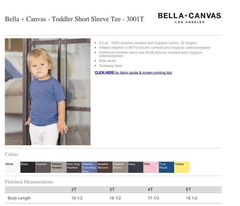 Pu&ograve; includere: Un bambino piccolo indossa una maglietta a maniche corte blu chiaro, realizzata in un mix di cotone e poliestere. La maglietta fa parte della linea Bella + Canvas 3001T. La tabella delle taglie mostra le misure in pollici per le taglie 2T, 3T, 4T e 5T.