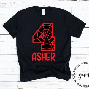 Pu&ograve; includere: Maglietta nera con un numero 4 rosso con un design a ragnatela e il nome Asher in lettere rosse.