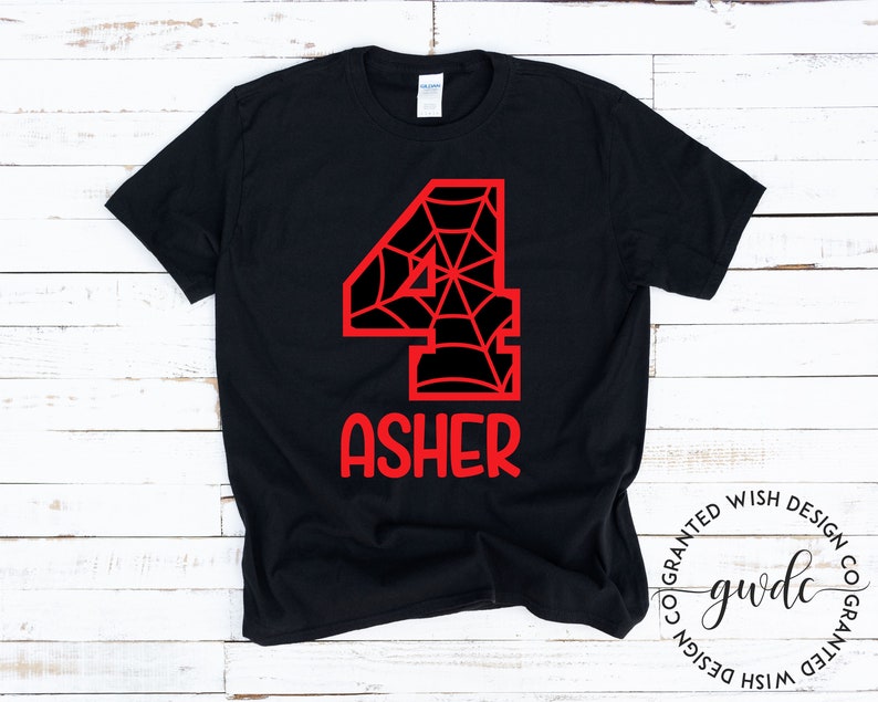 Pu&ograve; includere: Maglietta nera con un numero 4 rosso con un design a ragnatela e il nome Asher in lettere rosse.