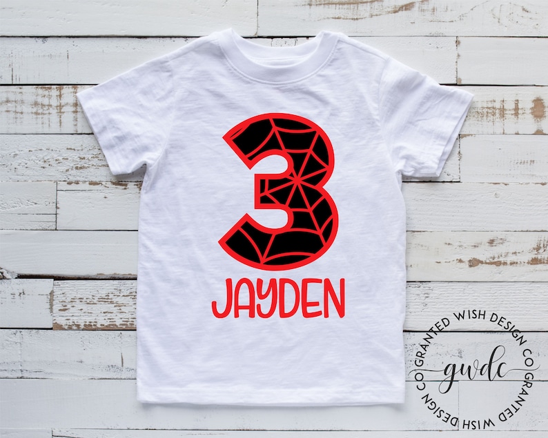 Pu&ograve; includere: Maglietta bianca con un numero 3 rosso con un disegno di ragnatela nera. Il nome Jayden &egrave; scritto in rosso sotto il numero.