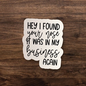Hey I Finder Your Nose It Was In My Business Back Sticker // Bester Freund, sarkastischer Die-Cut Fenster, Auto, Wasserflasche, Laptop - 3&quot;, 5&quot; oder 7&quot;