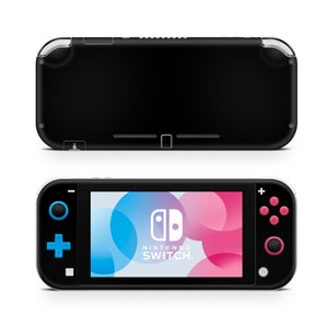 Op de afbeelding: Een zwarte Nintendo Switch Lite handheld-gameconsole met een blauw en roze abstract ontwerp op het scherm. De console heeft een blauwe en zwarte knop aan de linkerkant en een roze en zwarte knop aan de rechterkant.