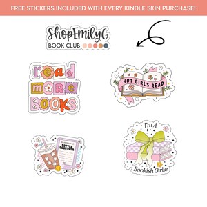 Op de afbeelding: Zes kleurrijke stickers met boekthema's. De stickers bevatten illustraties van boeken, bloemen, koffie en tekst die zegt "Lees meer boeken", "Hot Girls Read", "Ik ben een boekenwurm" en "Beter samen".