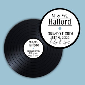 Könnte beinhalten: Schwarze Schallplatte mit einem weißen Aufkleber, auf dem "Mr. & Mrs. Halford" und "Orlando, Florida 9. Juli 2022 Hailey & Ryan" steht.