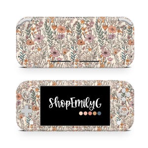 Könnte beinhalten: Eine florale Haut für eine Nintendo Switch Lite Konsole. Die Haut hat einen hellbeigen Hintergrund mit einem zarten Muster aus rosa, orange und gelben Blumen und Blättern. Die Haut enthält auch den Text "ShopEmilyG" in schwarzer Schrift.